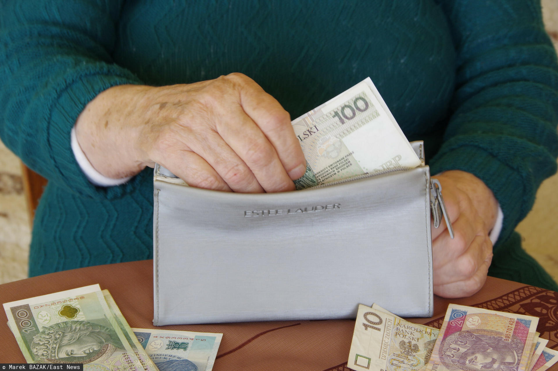 Dodatkową emeryturę pobiera coraz więcej Polaków, jednak jej podstawa prawna jest wątpliwa
