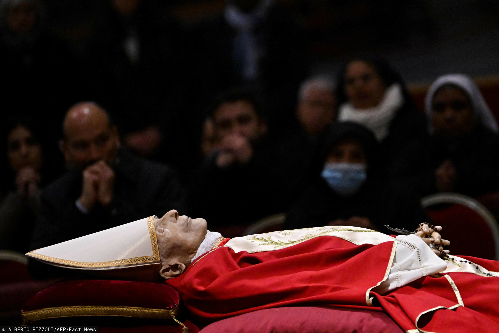 Ciało Benedykta XVI zostało wystawione publicznie. Fot. ALBERTO PIZZOLI/AFP/East News