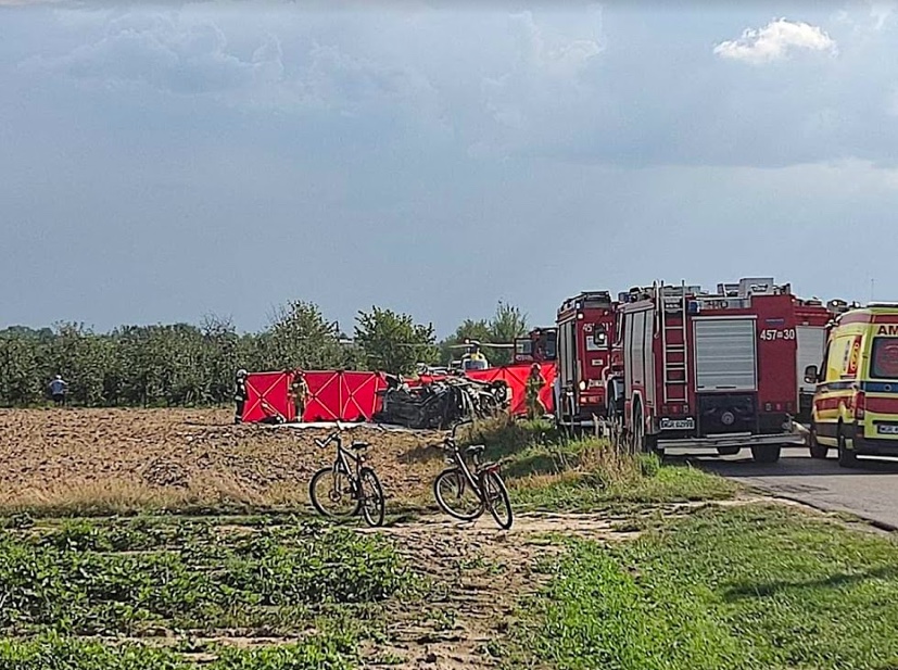 Długowola: jedna osoba nie żyje, cztery zostały ranne. Droga jest zablokowana. Fot.: Gdzie Suszą? Kontrole i Kolizje Drogowe! WGR