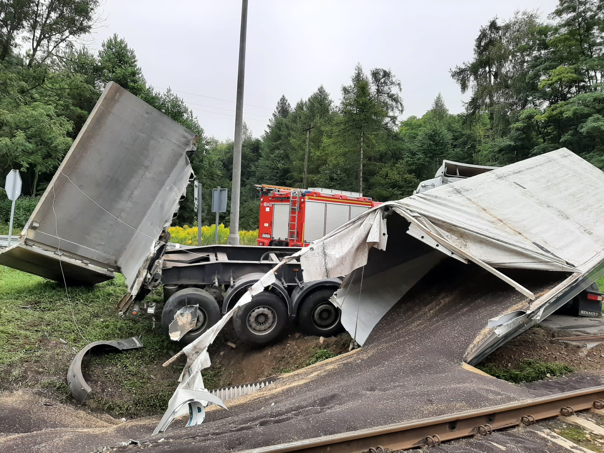 Pociąg wjechał bezpośrednio w naczepę tira. 