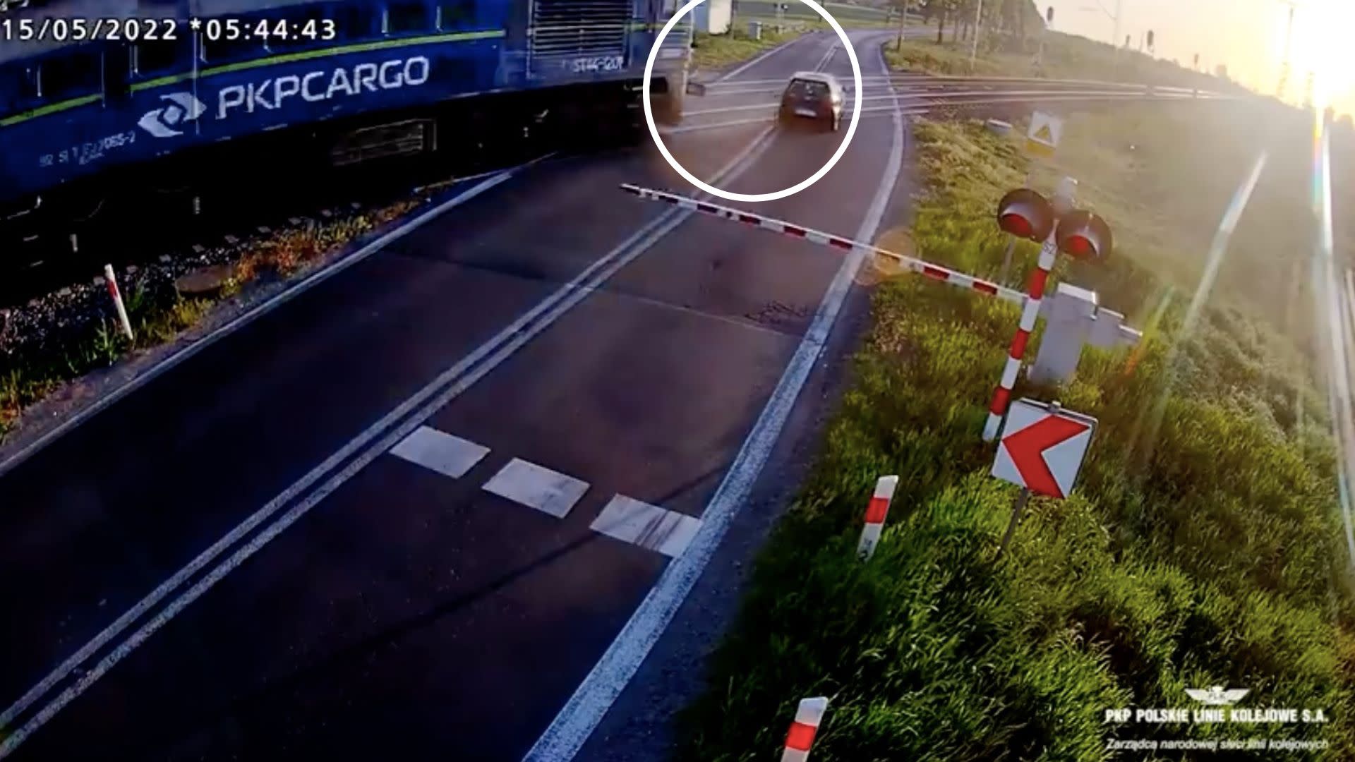 Nagranie z przejazdu kolejowego w Wielkopolsce, samochód zignorował niebezpieczeństwo