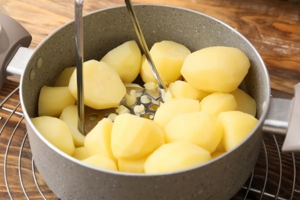 tłuczenie ziemniaków