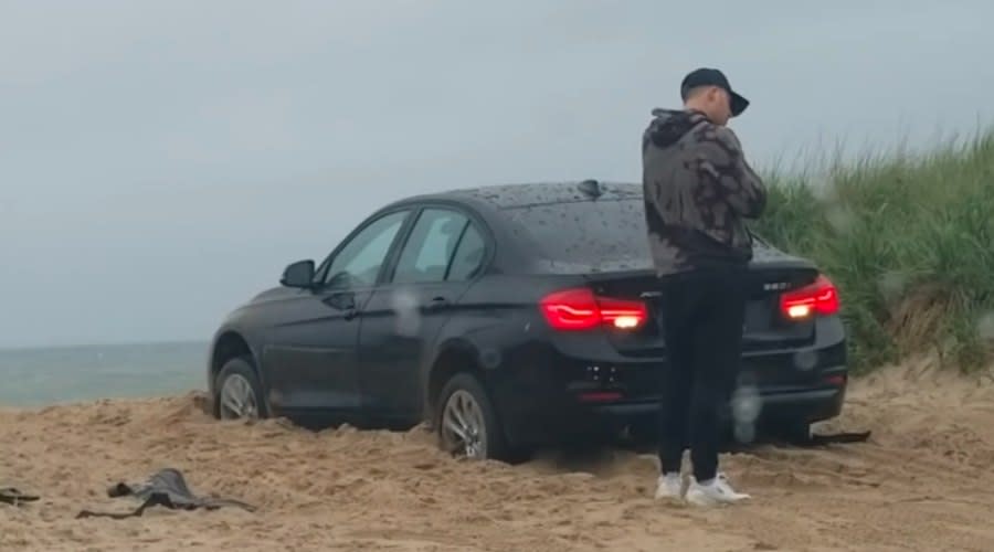 BMW zakopało się na plaży