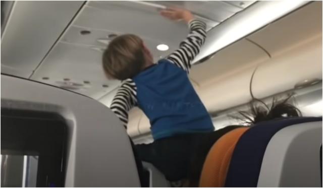 dziecko na pokładzie samolotu