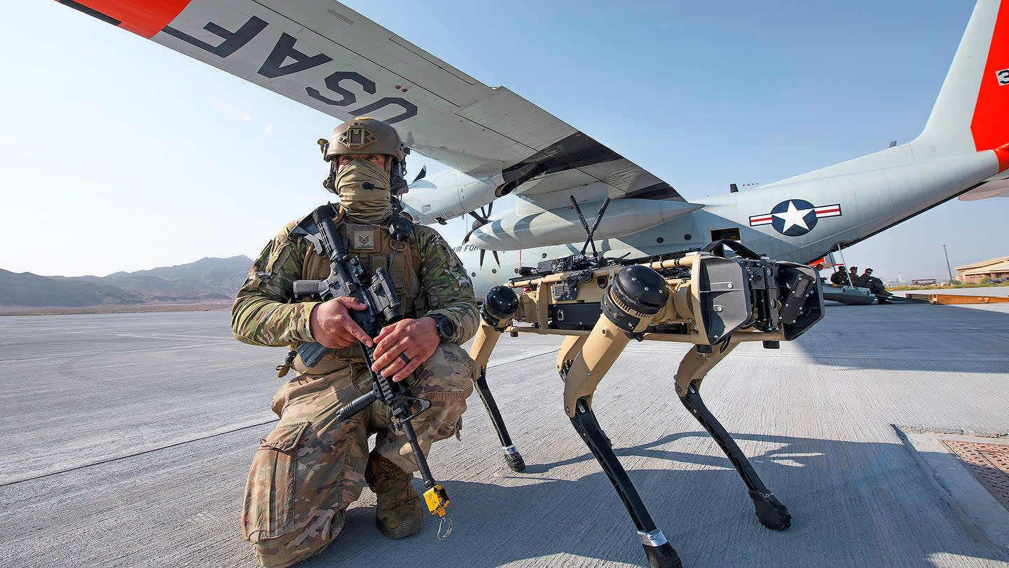 Żólnierz amerykańskiej armii i robo-pies Vision 60.