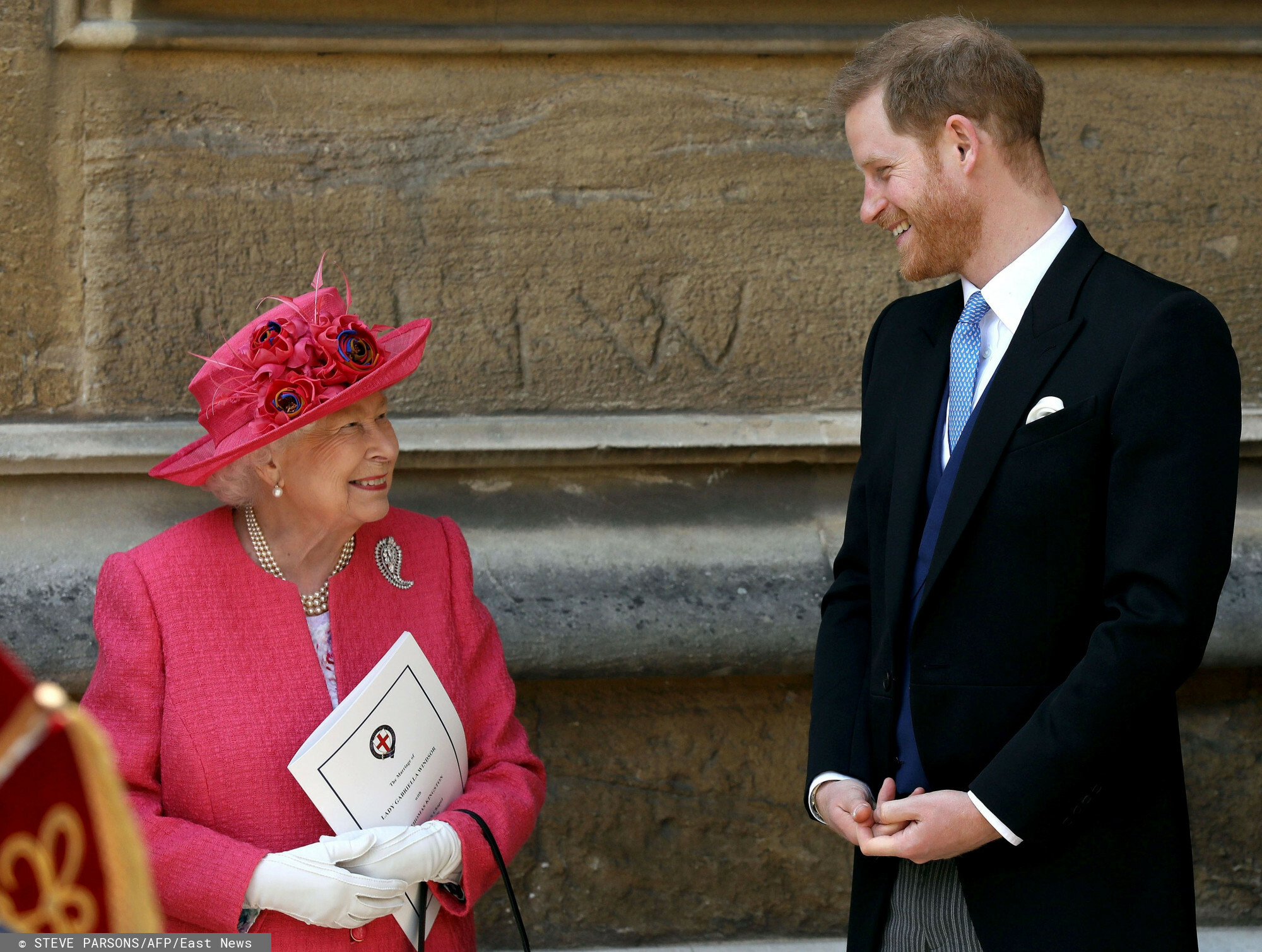 Królowa Elżbieta i książę Harry EA