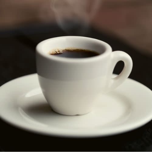 Picie kawy po przebudzeniu jest kiepskim pomysłem