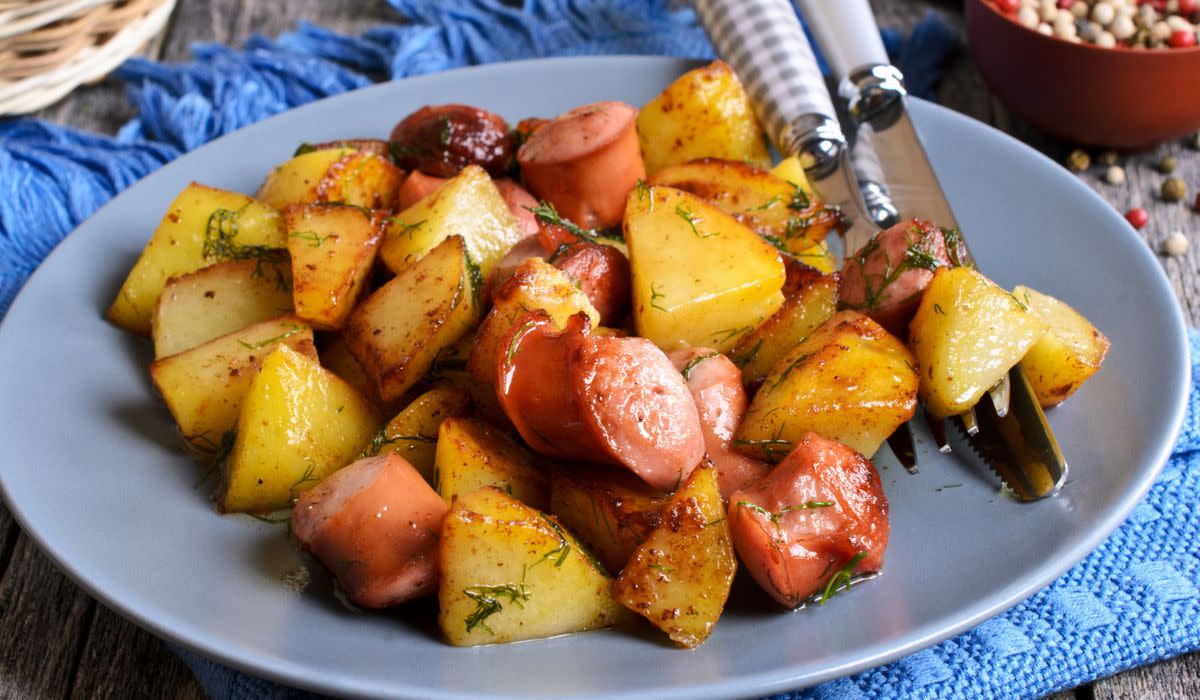 Ziemniaki z kiełbasą - proste danie z patelni na obiad lub kolację. Doskonale syci i smakuje