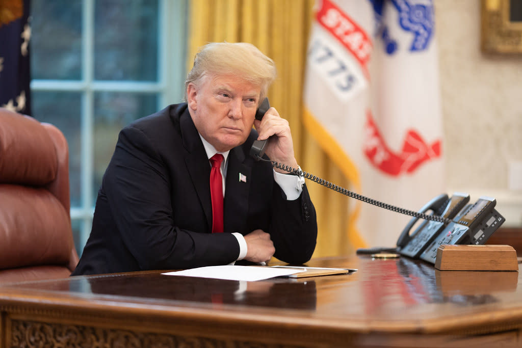 Donald Trump w gabinecie owalnym w Białym Domu podczas rozmowy telefonicznej.