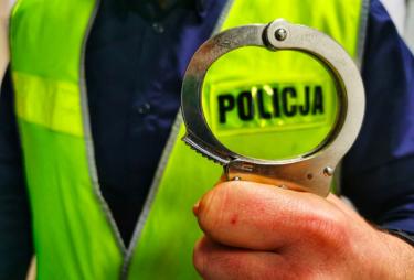policjant kajdanki
Polska Policja