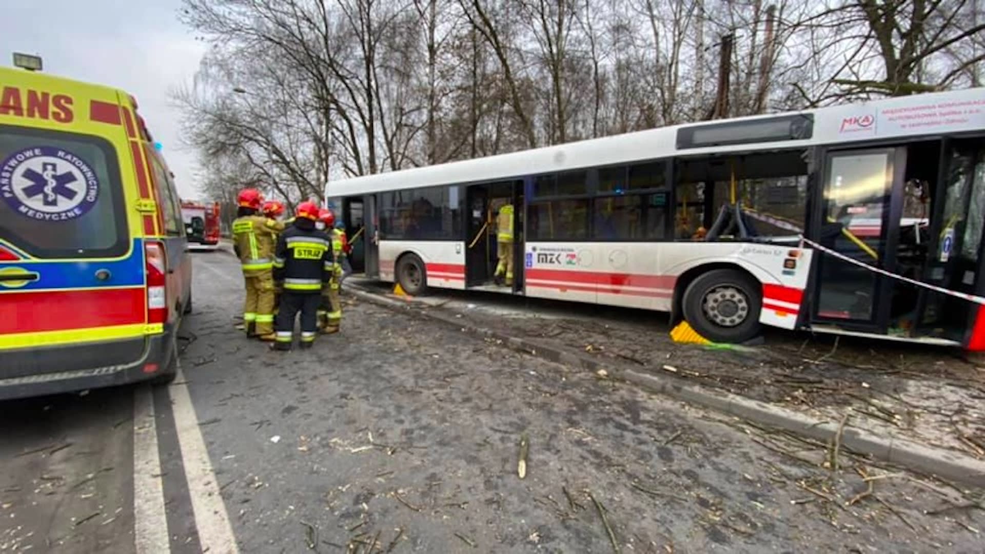Jastrzębie-Zdrój: wypadek miejskiego autobusu. Pojazd uderzył w drzewo