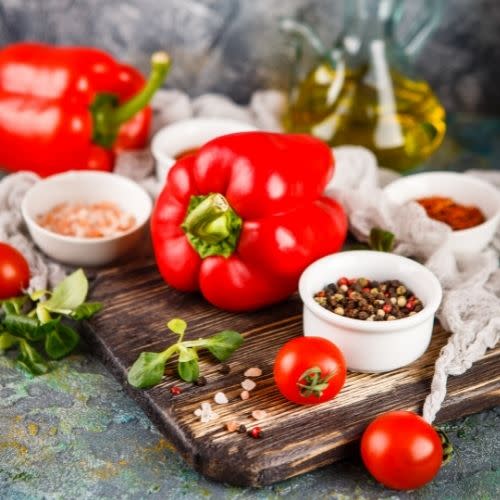 papryka i pomidory na stole