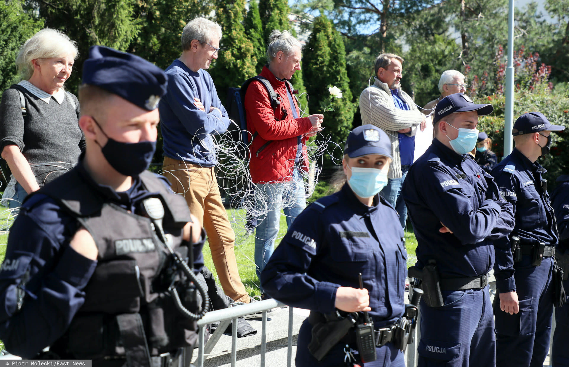 Protestujący pod Sejmem owinęli się drutem kolczastym