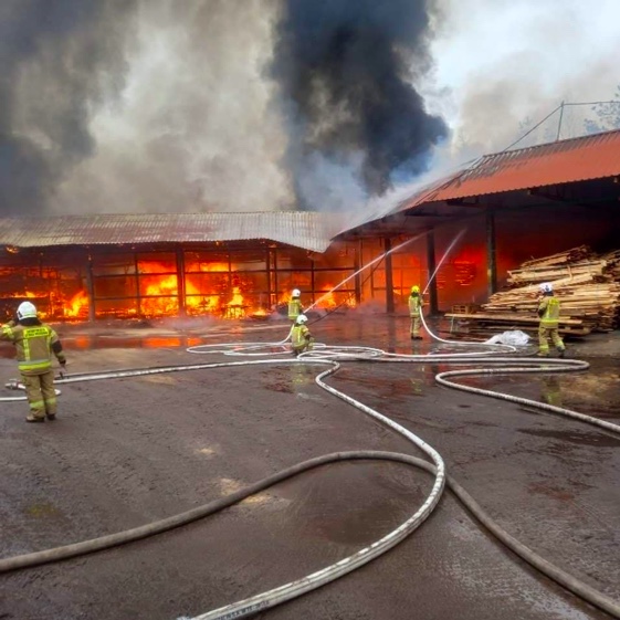 Pożar tartaku w Grodźcu. Fot.: OSP Ślesin