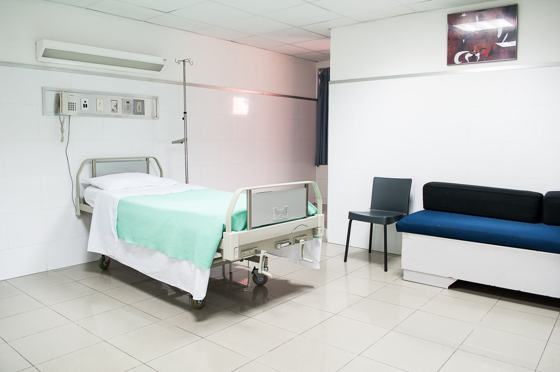 Łóżko szpitalne w pustej sali