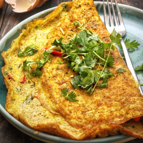 Omlet z 4 jaj jest idealnym pomysłem na sycące śniadanie