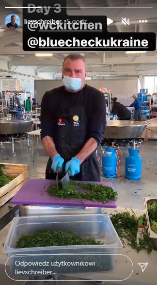 Liev Schreiber przybył do Polski. Pomaga uchodźcom, poruszające zdjęcia obiegły sieć