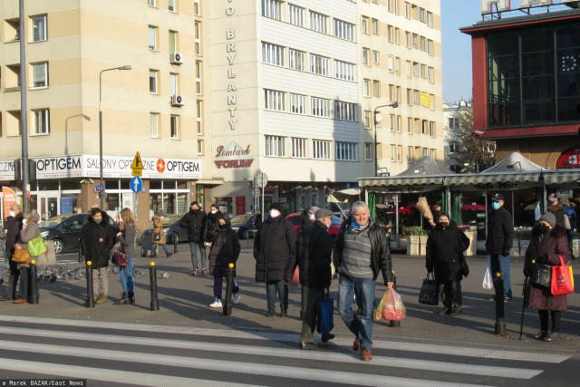 PHOTO: ZOFIA I MAREK BAZAK / EAST NEWS Warszawa ulica Jana Pawla II N/Z Ludzie w maseczkach na przejsciu dla pieszych przed Hala Mirowska