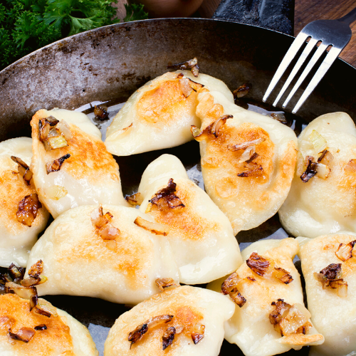 Pierogi ruskie z czosnkiem i rozmarynem są znakomite