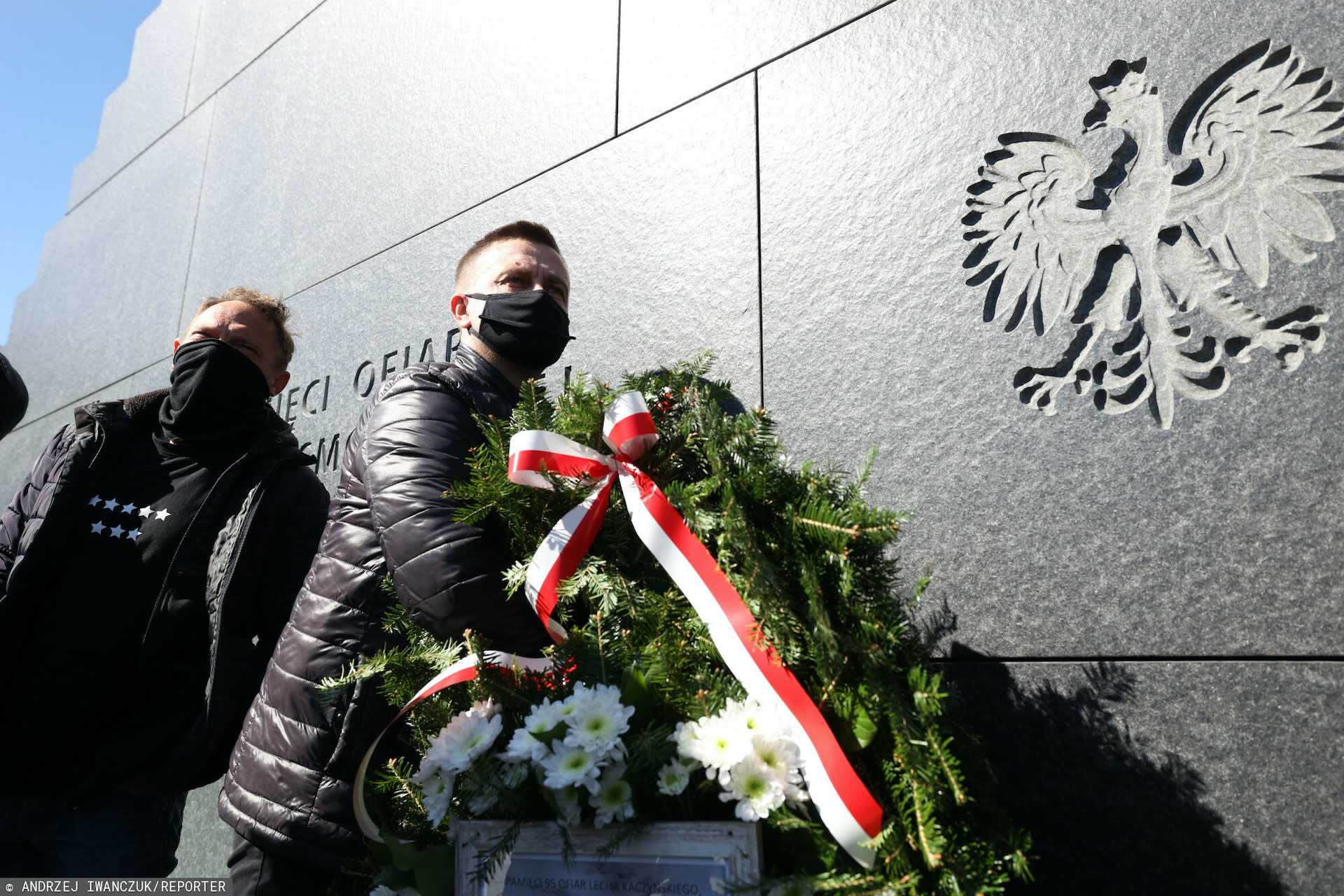 Policja i wojsko chciały odebrać wieniec składany pod pomnikiem ofiar katastrofy smoleńskiej w miesięcznicę