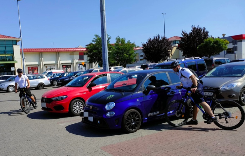 Policja z Konina patroluje lokalne parkingi przed centrami handlowymi