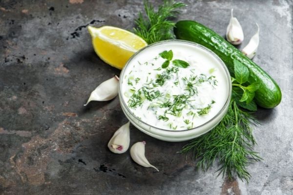 Sos tzatziki idealnie podkreśli smak placków ziemniaczanych