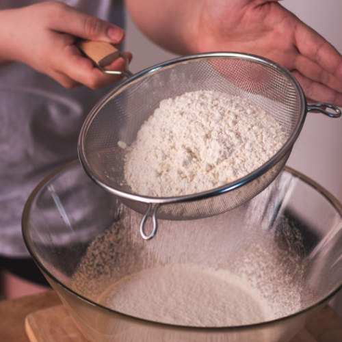 Przesiewanie mąki do babki