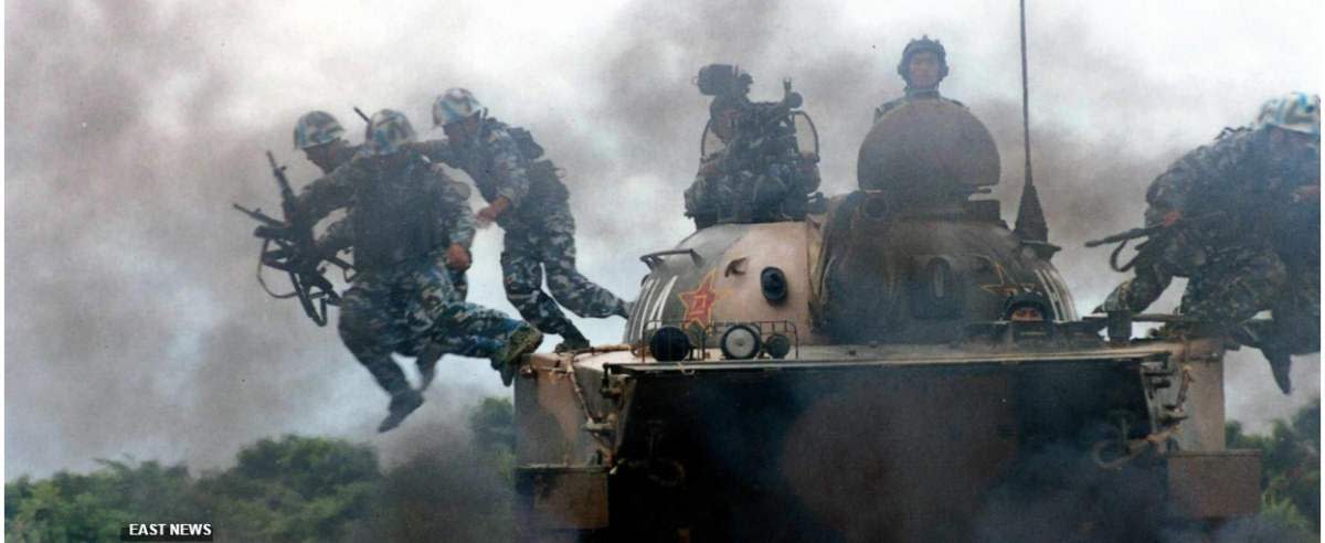PHOTO: EAST NEWS CHINSCY ZOLNIERZE MARINES SKACZA Z CZOLGU PODCZAS CWICZEN WOJSKOWYCH W POLUDNIOWYCH CHINACH (FILES) This file photograph released 20 July 1999 shows Chinese Marines jumping off a tank during military exercises at an undisclosed location in southern China. The Chinese People's Liberation Army has undertaken military exercises, including amphibious beach landing maneuvers, in southern China's Guangdong province, according to state media 02 July 2000. AFP PHOTO
