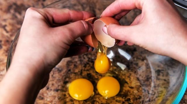 Najlepszy sposób rozbijania jajek. Nie ma skuteczniejszego i łatwiejszego