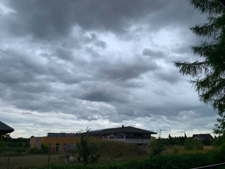 Gęste chmury nad Wielkopolską, od godziny 13 obowiązuje żółty alert przed burzami. Fot. Goniec