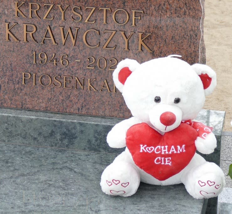Oba misie, znajdujące się na grobie Krzysztofa Krawczyka, trzymają w swoich łapkach serduszka z napisem "Kocham Cię". To wyraźny znak sympatii fanów, którzy wciąż ubóstwiają swojego idola. / fot. Agencja SE/East News