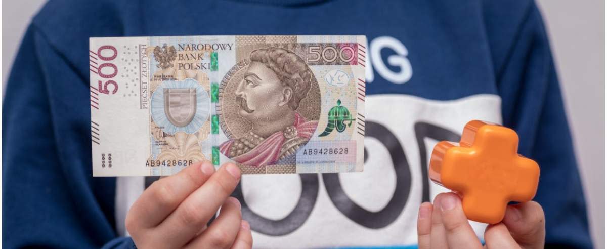 fot: Arkadiusz Ziolek/ East News. 10.11.2019. n/z Dziecko trzyma banknot 500 zl.