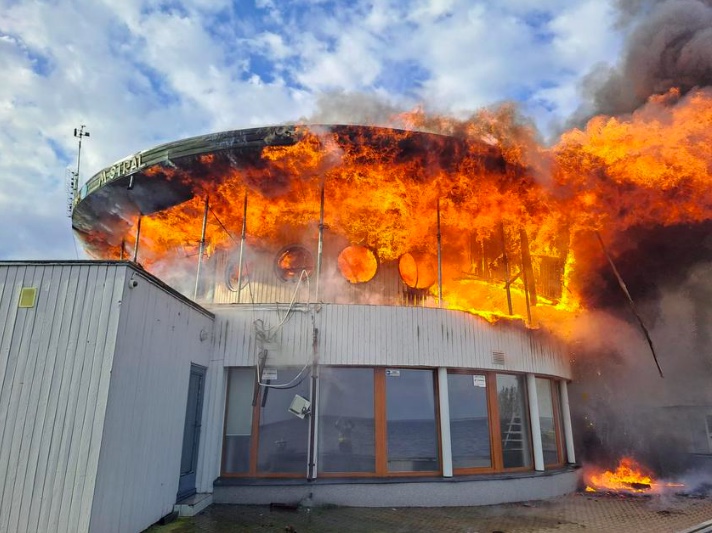 Pożar restauracji w Pucku: ogień objął cały budynek. Fot.: KM PSP w Pucku