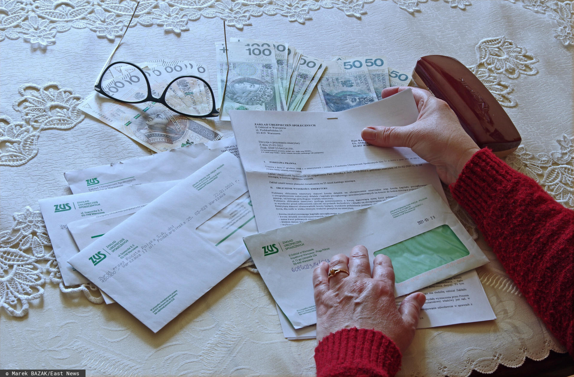 PHOTO: ZOFIA I MAREK BAZAK / EAST NEWS N/Z Kobieta przeglada korespondencje z ZUS-u i liczy pieniadze
