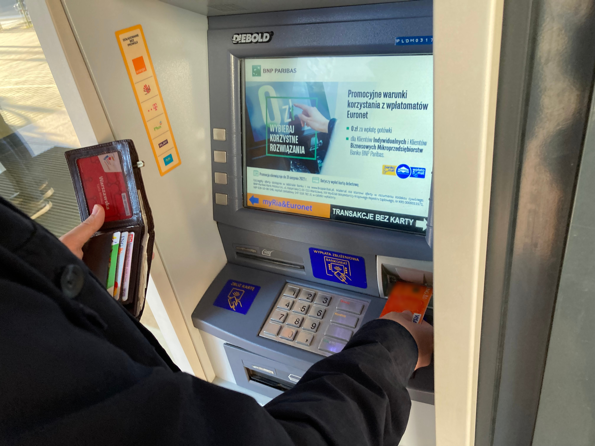 bankomat-pieniądze-wypłata-mężczyzna-biznesinfo