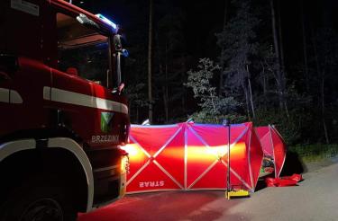 Wielkopolska: Śmiertelny wypadek w Brzezinach. 40-letni motorowerzysta uderzył w drogowy przepust