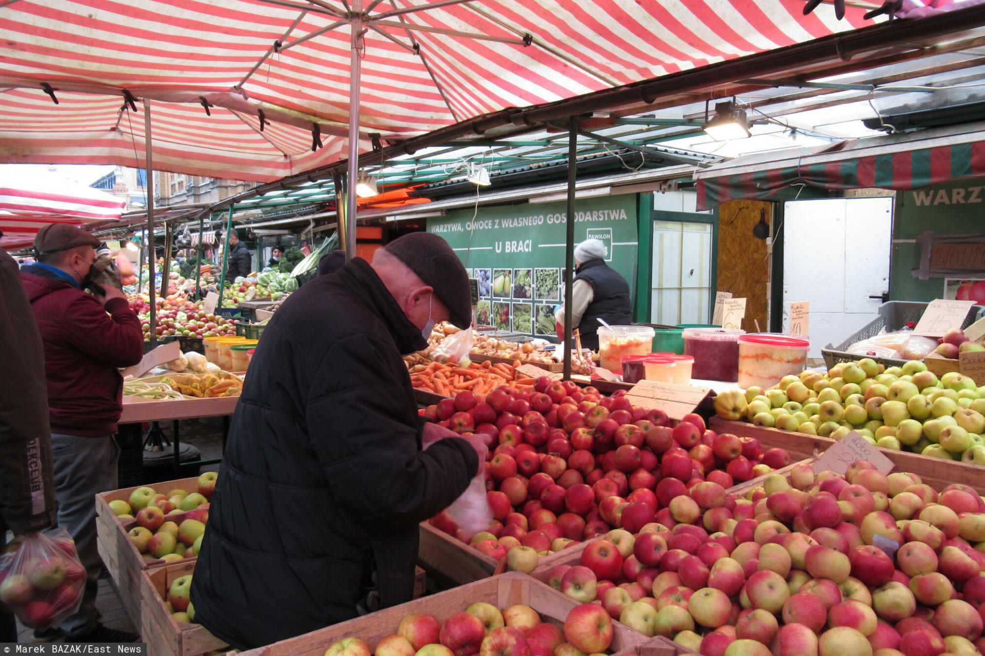 PHOTO: ZOFIA I MAREK BAZAK / EAST NEWS Warszawa N/Z Przedswiateczne zakupy na stolecznym bazarze, warzywa i owoce prosto od rolnika, z wlasnego gospodarstwa
