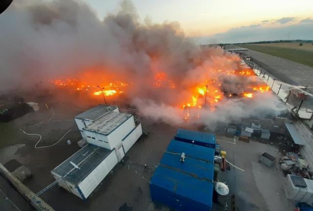 Dolnośląskie: Ogromny pożar w zakładzie produkującym paliwa. Trwa akcja strażaków