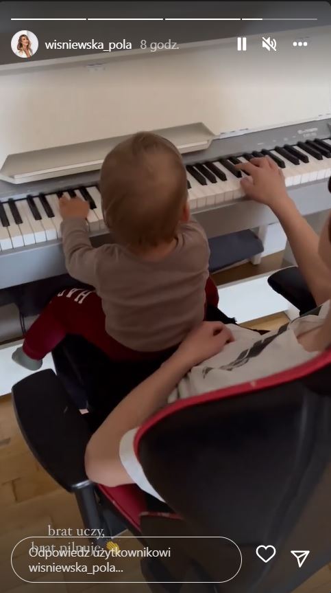 Syn Michała Wiśniewskiego gra na pianinie