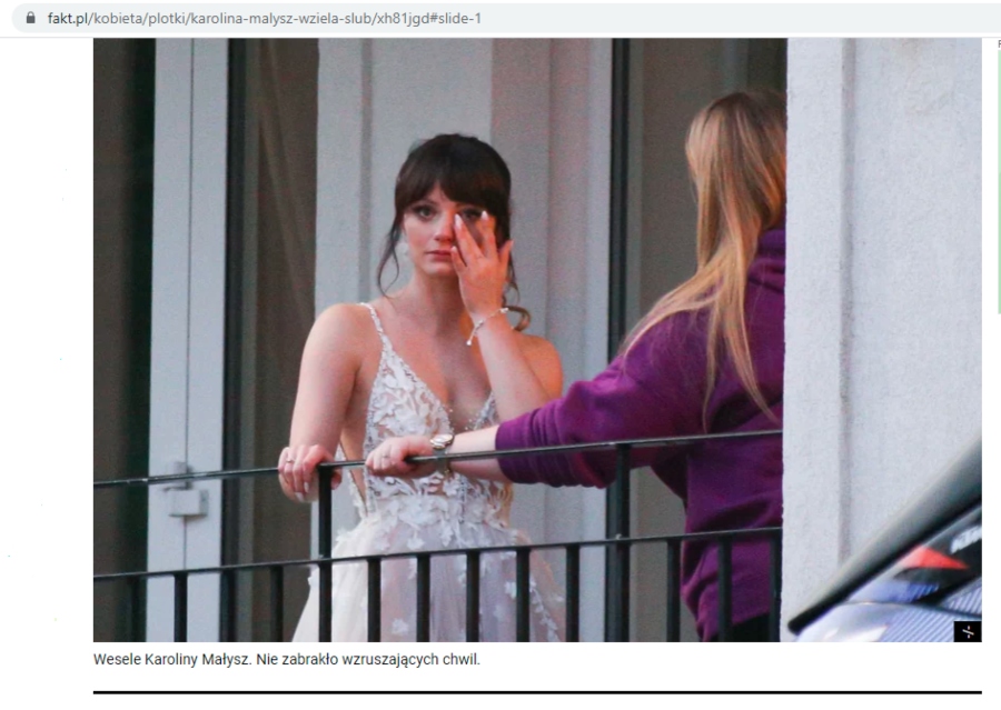 Screen z materiału portalu Fakt.pl pt. „Adam Małysz wydał córkę za mąż, a Iza Małysz szalała na parkiecie. Wzruszona Karolina przyłapana na balkonie. Czy to łzy szczęścia? NOWE ZDJĘCIA”