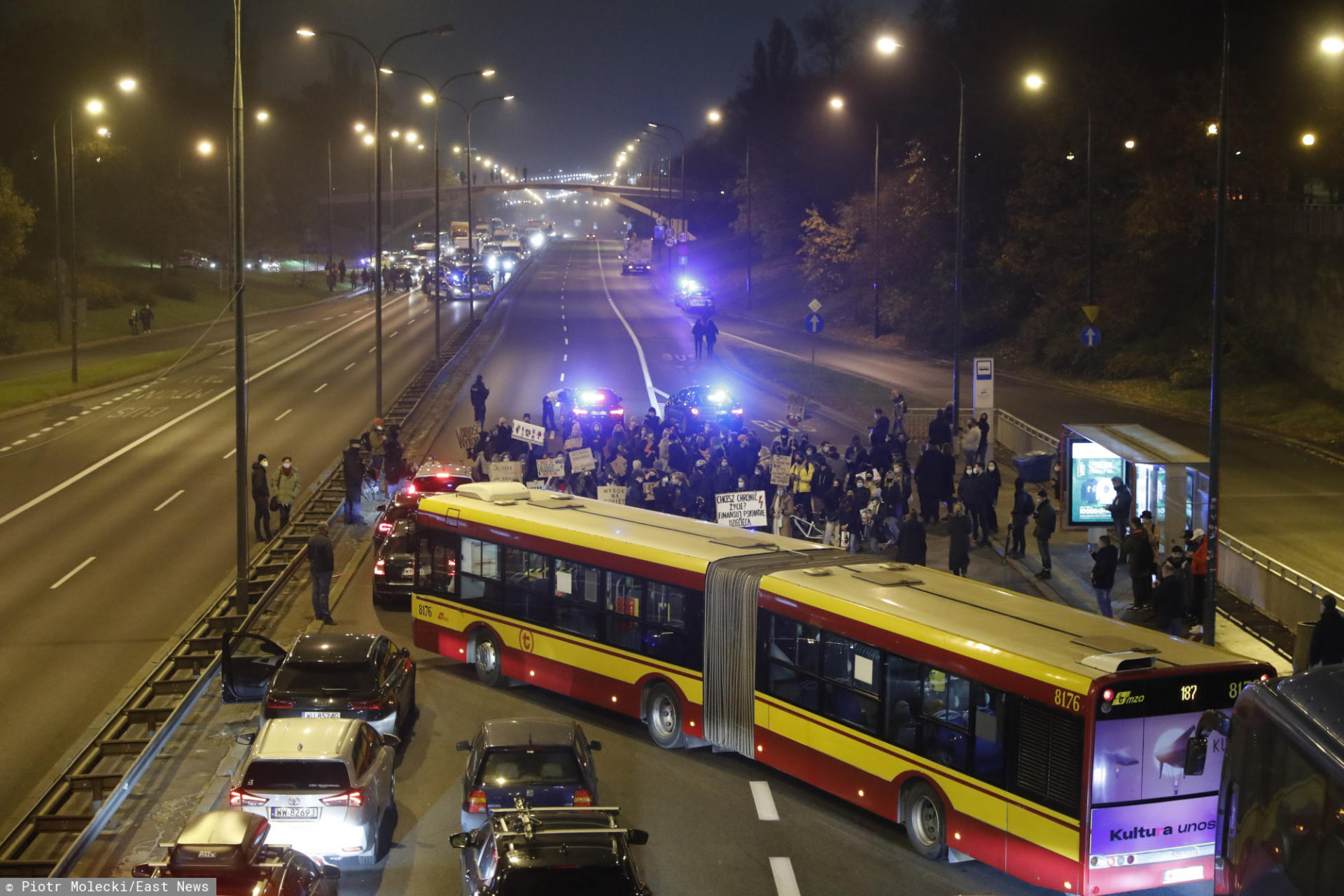 Warszawa, 02.11.2020 - blokady drog i skrzyzowań