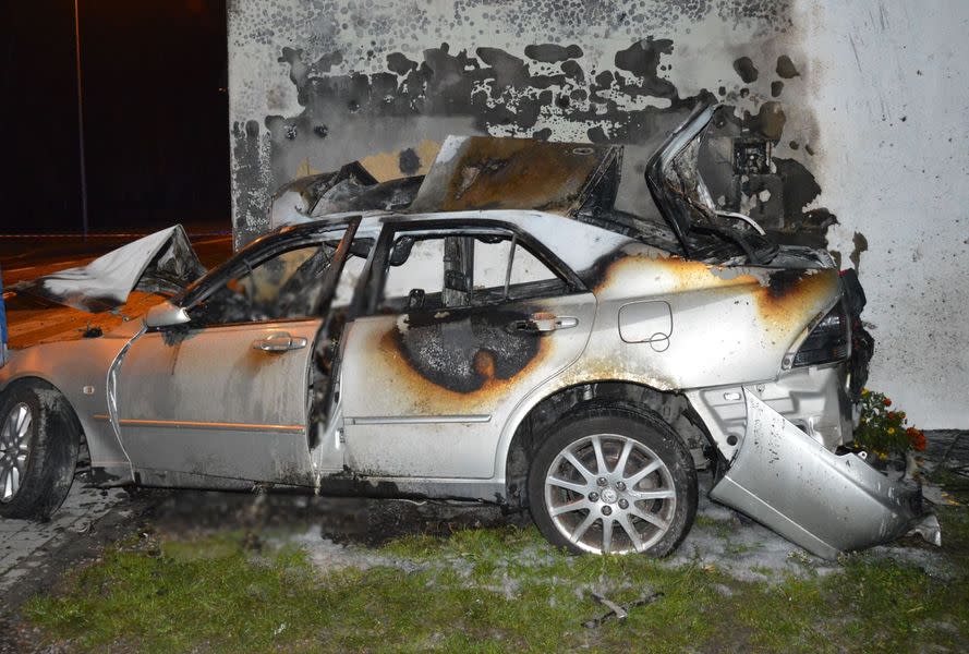Pojazd najpierw uderzył w dom, później się zapalił. Kierowca zmarł na miejscu. 