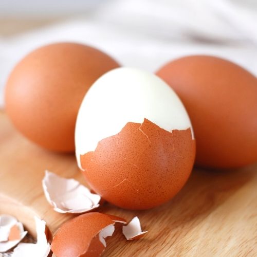 Z obieraniem ugotowanych jaj nie warto się spieszyć. W skorupce dłużej zachowają świeżość