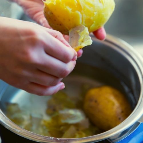 Część składników odżywczych zawartych w ziemniaku trafia do wody podczas gotowania