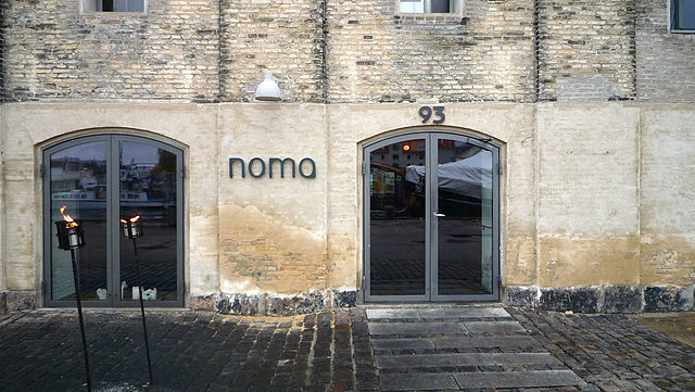 Autorstwa paz.ca - noma Restaurant in Copenhagen - Main Entrance, CC BY 2.0, https://commons.wikimedia.org/w/index.php?curid=10291711