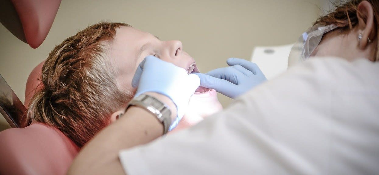 Zęby: czy warto leczyć mleczaki