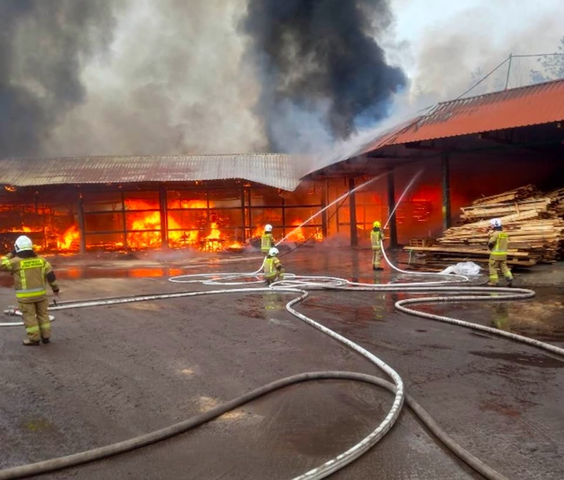 Pożar tartaku w Grodźcu, na miejscu 26 zastępów straży pożarnej