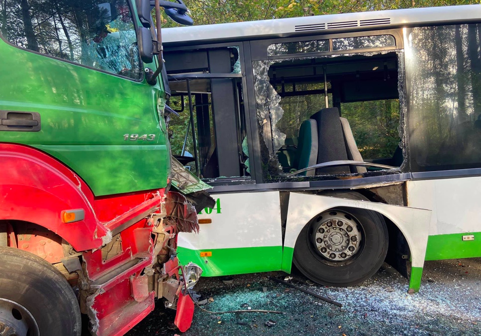 Wypadek trzech pojazdów, w tym autobusu na Pomorzu