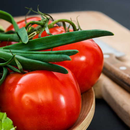 Pomidory i szczypiorek do surówki obiadowej