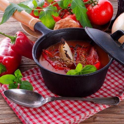Zupa pomidorowa w garnku